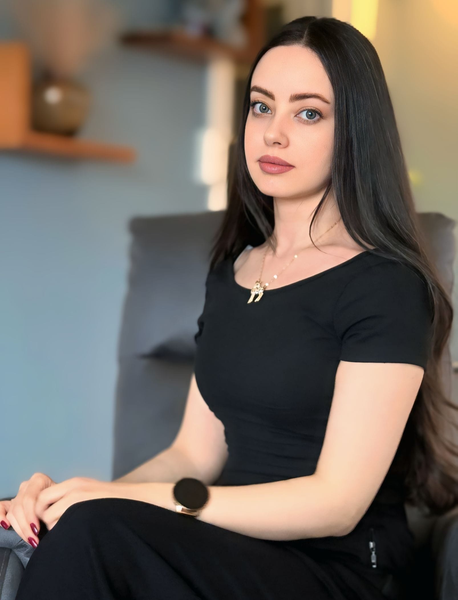 رهام عزام، كاتبة متخصصة في التسويق الرقمي وصناعة المحتوى، حاصلة على دبلوم في التسويق الالكتروني من جامعة Kristiania Høgskolen في النرويج وإجازة في الهندسة المعمارية من جامعة دمشق