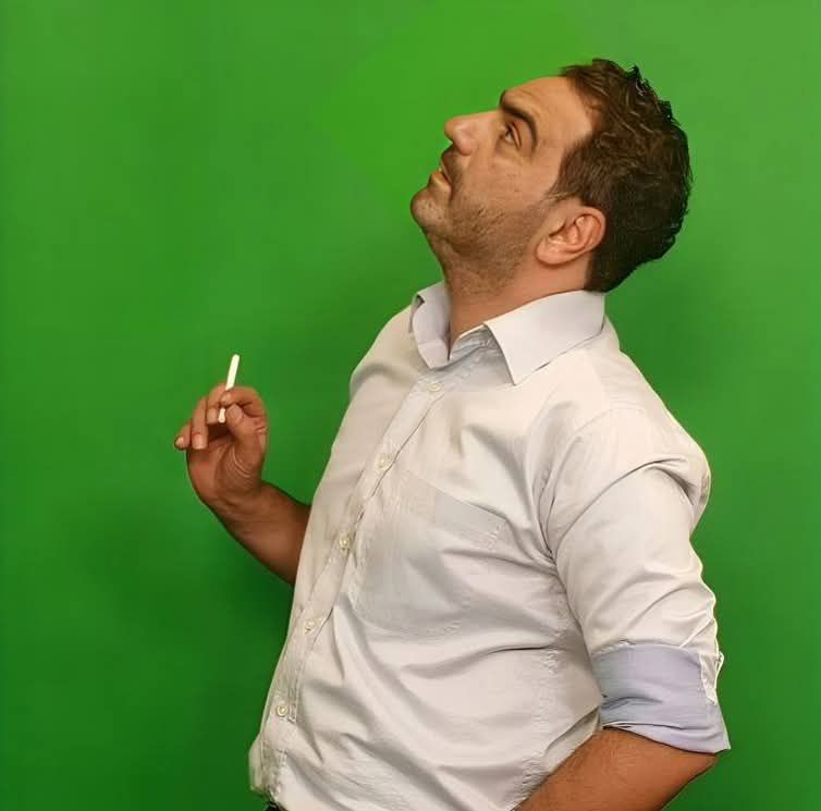 رئبال مرهج، حاصل على شهادة تنفيذية في استراتيجية التسويق الإلكتروني من كلية هارفرد للأعمال HBS وبرنامج دراسات عليا في التسويق الرقمي من Purdue University ومعتمد من CIM UK في قنوات التسويق الإلكتروني، وخبير في تحسين محركات البحث SEO من Reliablesoft Academy إضافة إلى دبلومي Multimedia Journalism و PR من CMP UK.